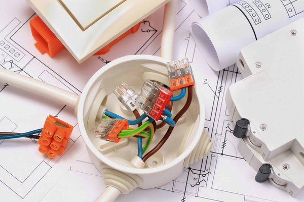 Projets DIY électriques sécurisés pour votre appartement à Angers